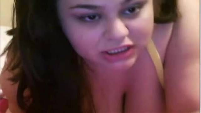 Gordita sexy de enormes senos y vagina rasurada frente a la cam